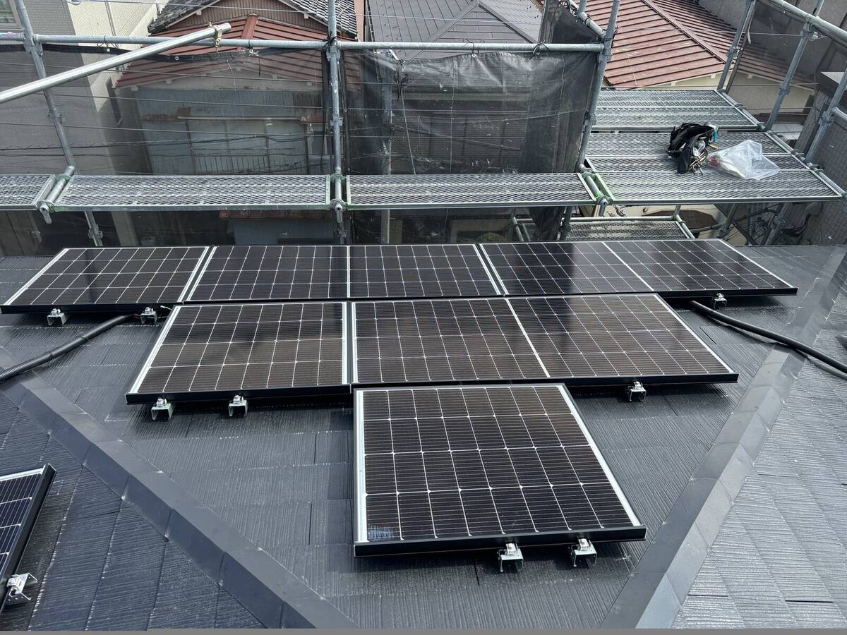 白色蓄電池と隣接する屋外関連設備