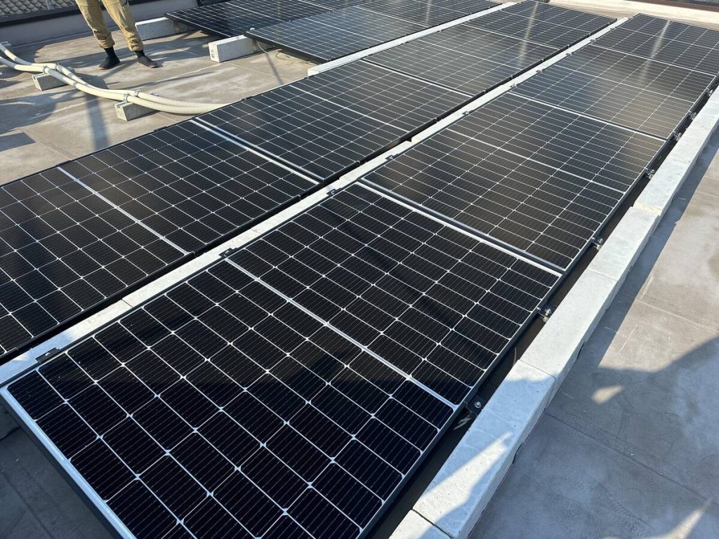 住宅分電盤と屋外機器内部の接続部