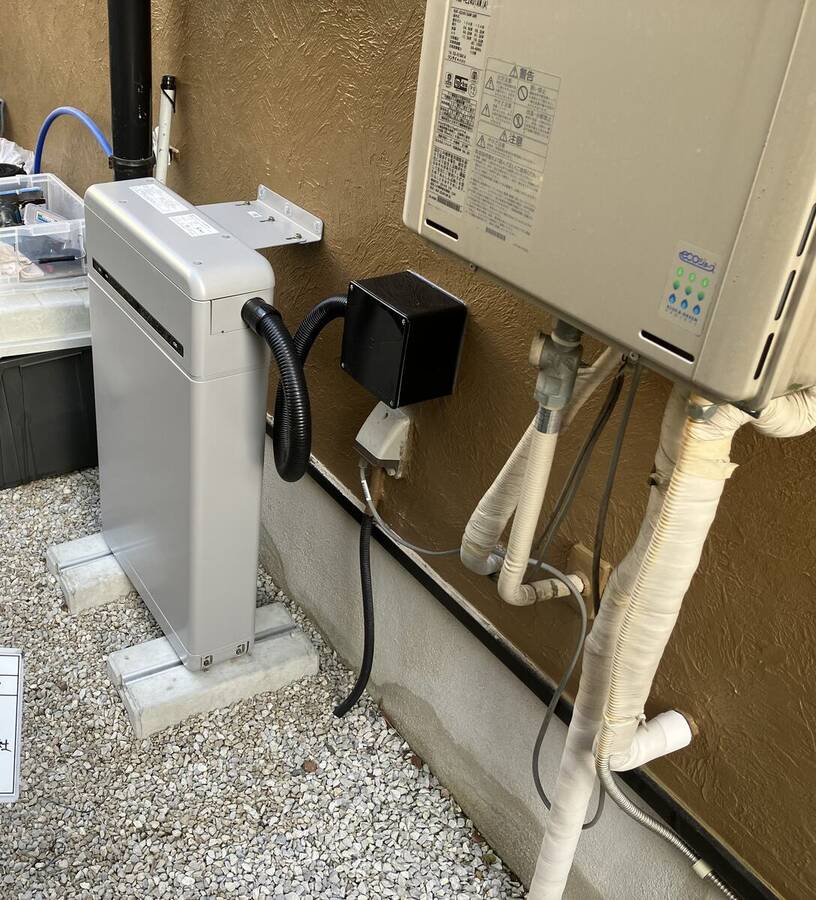 複雑な勾配屋根で太陽光支持レールを施工する様子