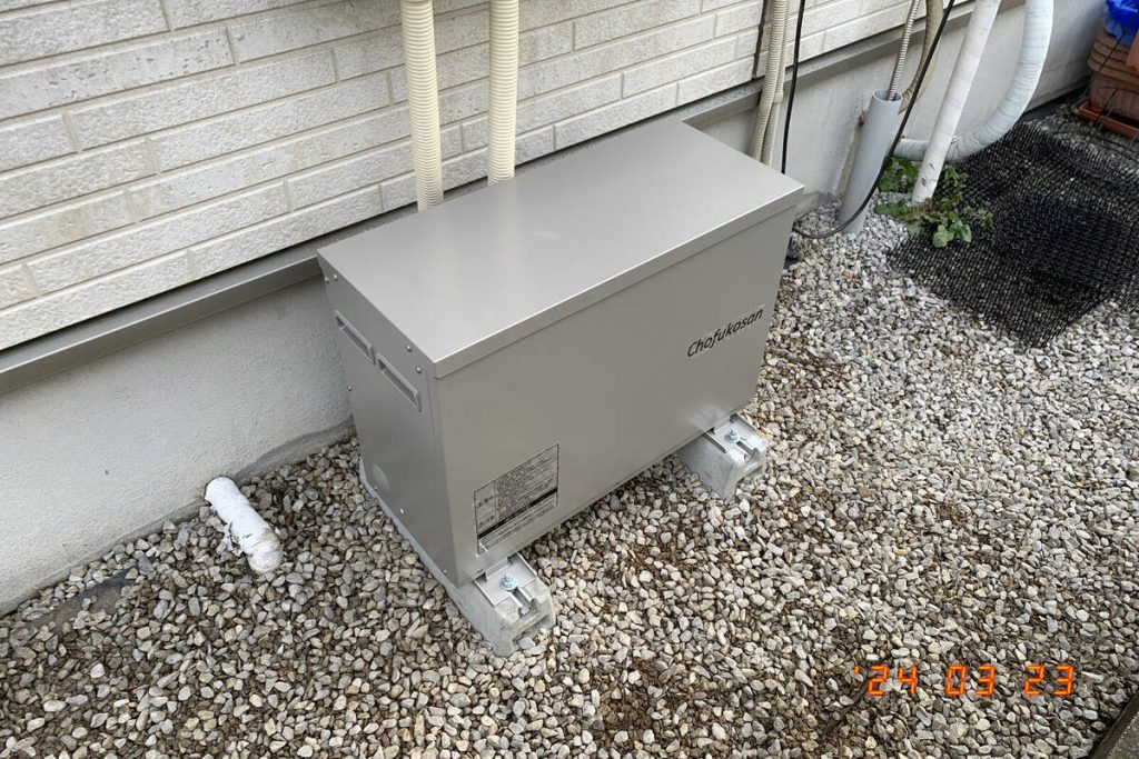 蓄電システムの接続確認画面と屋外機器内部