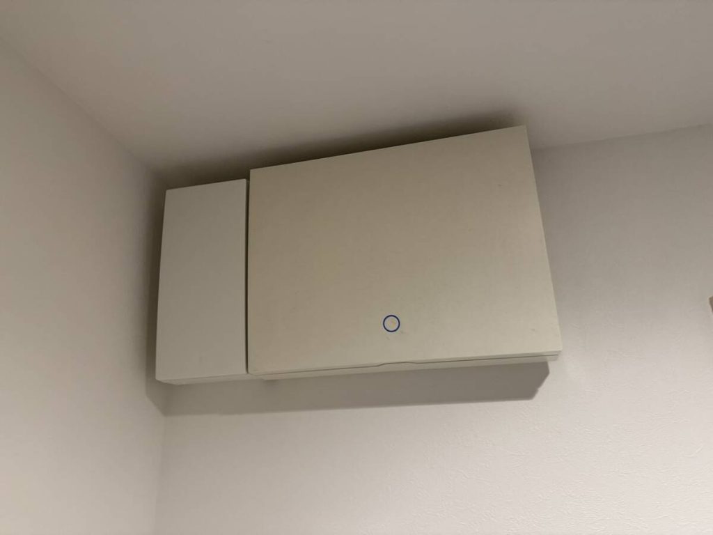 外壁際の蓄電池と壁掛けパワーコンディショナ