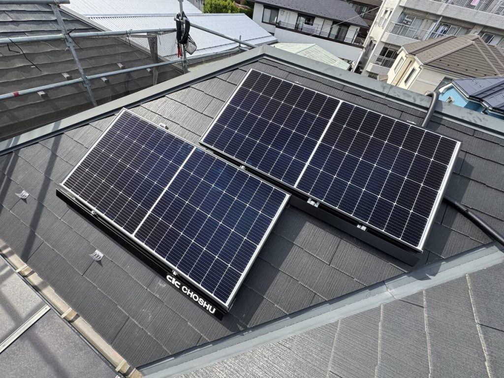 7.04kWh蓄電池と5.5kWパワーコンディショナの銘板