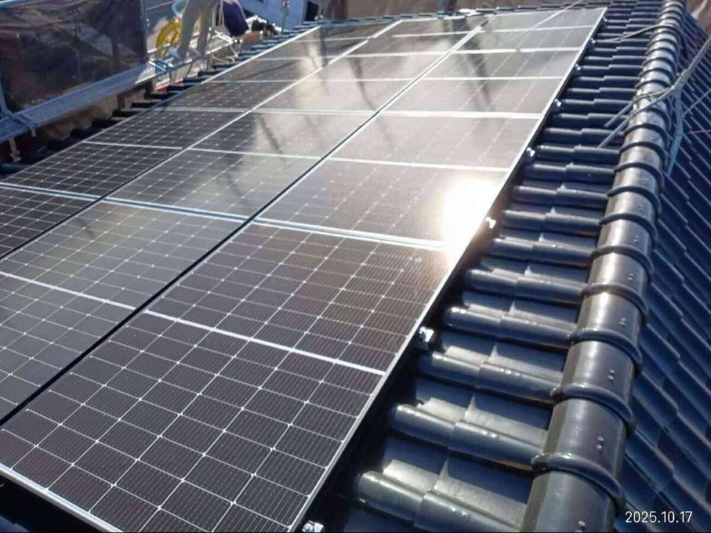 瓦屋根の棟沿いに設置した太陽光パネルと蓄電池