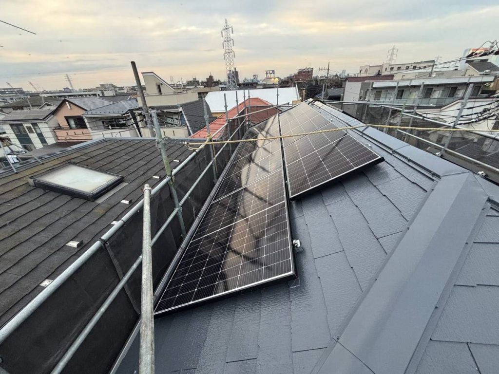 植栽脇の屋外蓄電池と二台の壁掛け機器