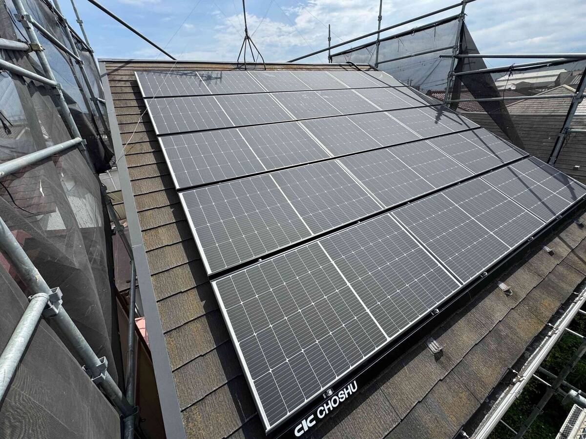 シングル屋根の太陽光パネルと白色蓄電池