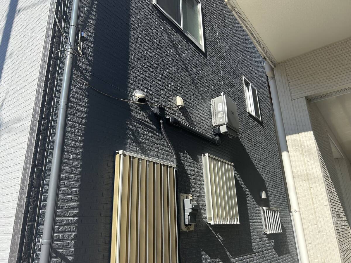 屋内の蓄電池と外壁のパワーコンディショナ