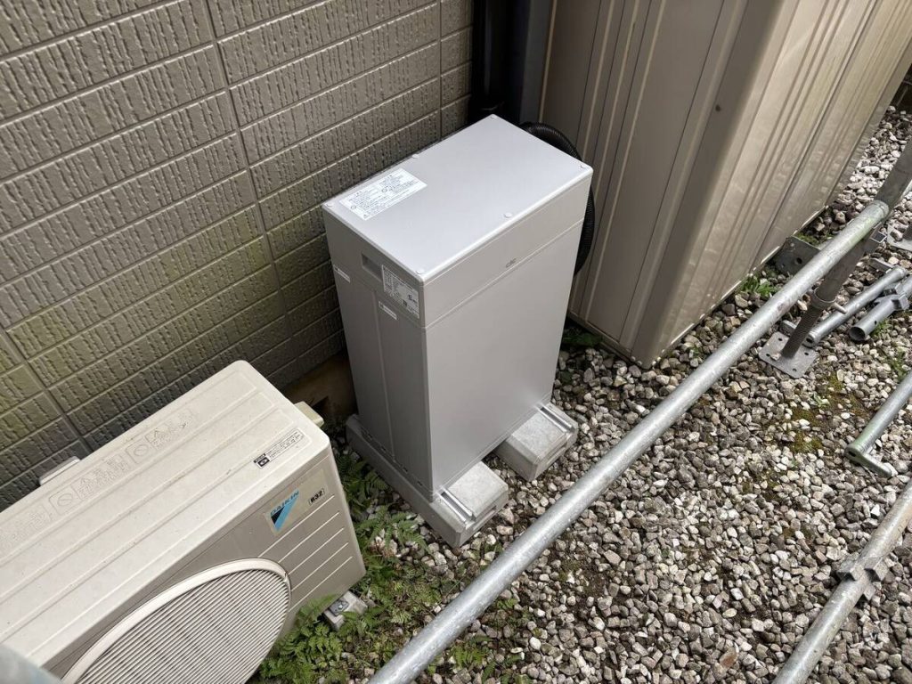 外壁機器の銘板と屋根上の太陽光支持金具