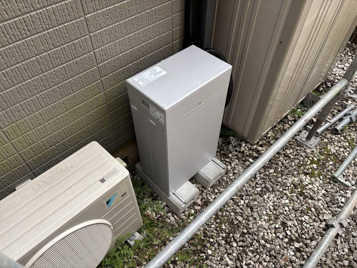 外壁機器の銘板と屋根上の太陽光支持金具