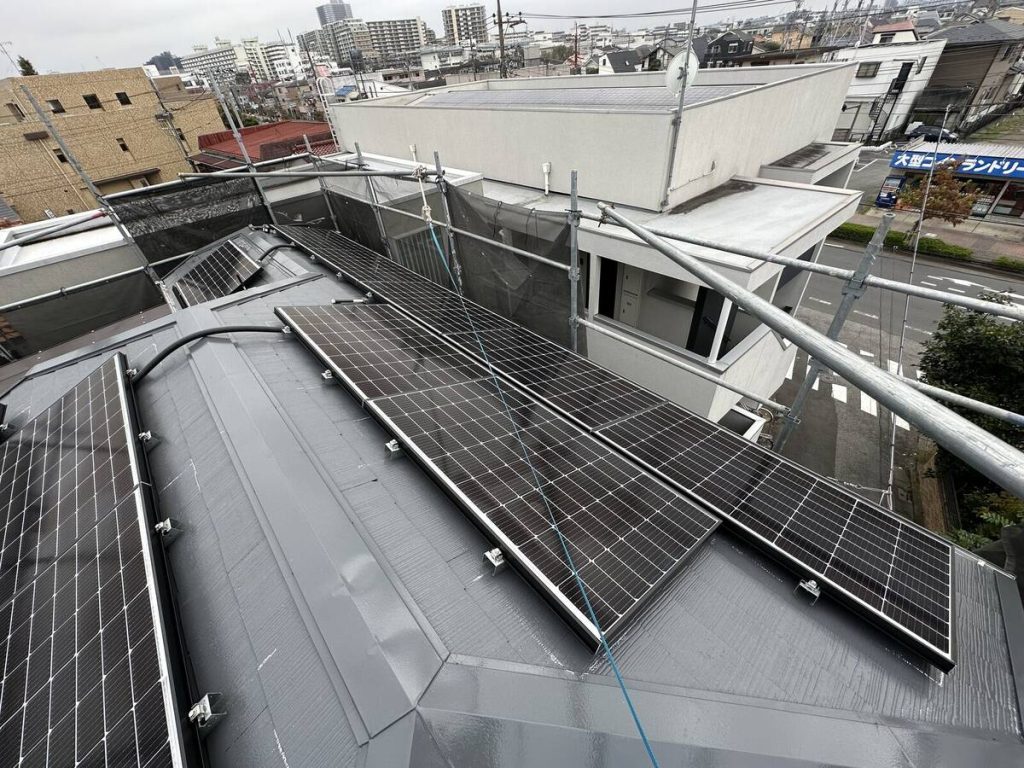 屋根支持部と太陽光パネル裏の接続コネクタ