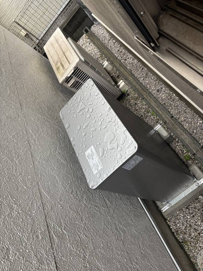 極狭の側通路に設置した蓄電池と壁掛け機器