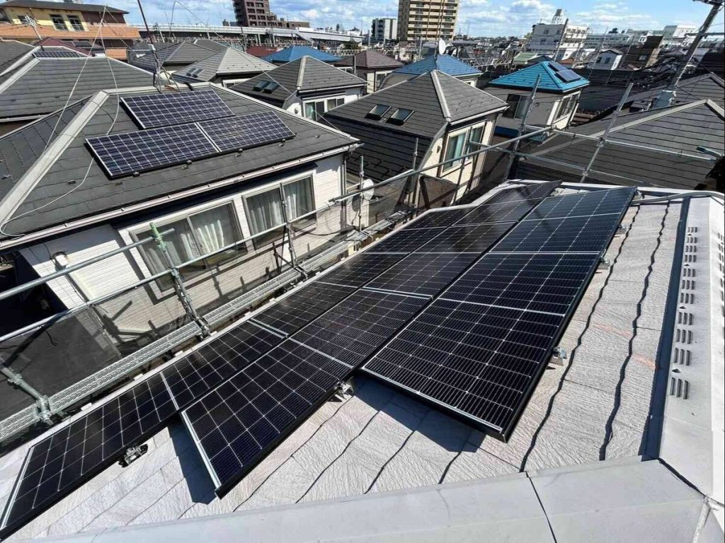 白い金属屋根の太陽光パネルと薄型蓄電池