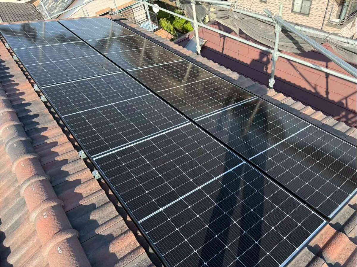 瓦屋根の大型太陽光アレイと二台構成の蓄電設備