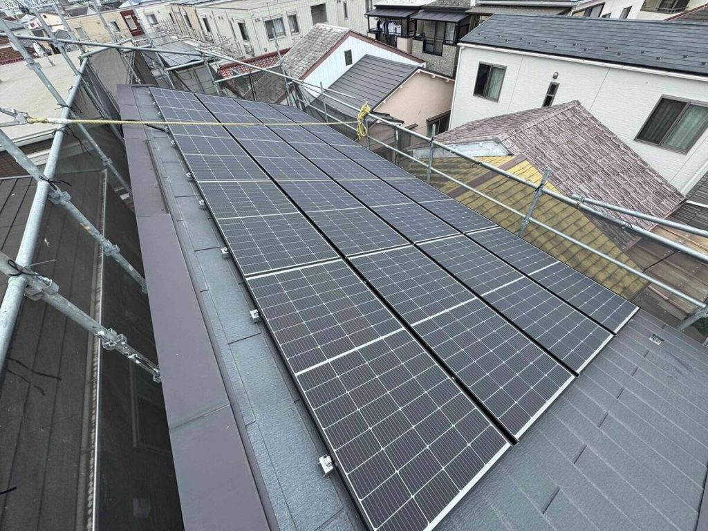狭い建物脇に設置した小型蓄電設備