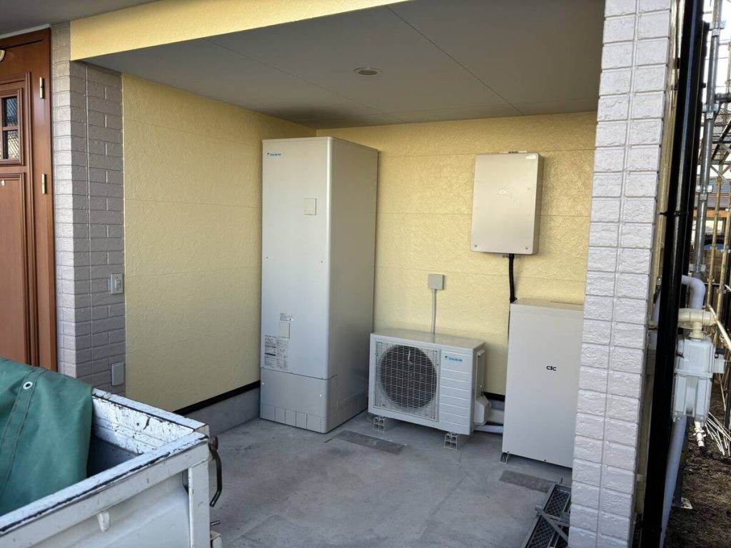 屋内蓄電池とパワーコンディショナの銘板