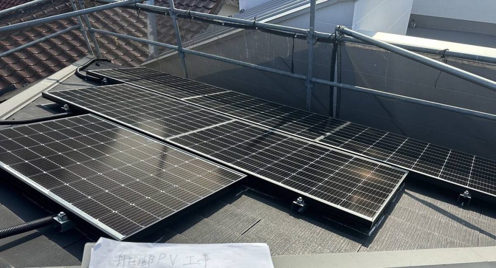 複雑な屋根面に配置した太陽光支持レール