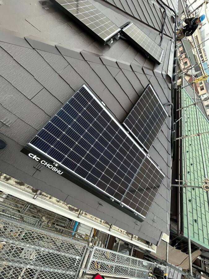 小屋根に四枚設置した太陽光パネル