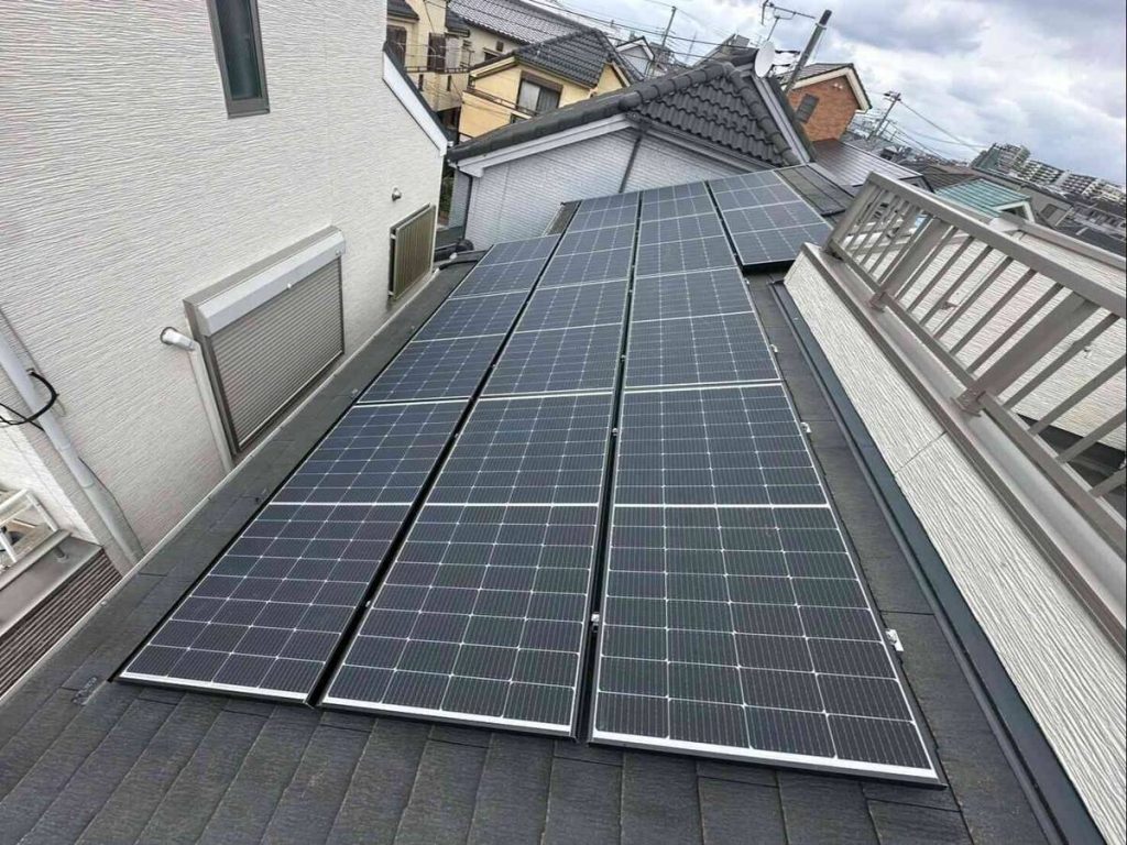 狭い屋根面に六枚設置した太陽光パネル