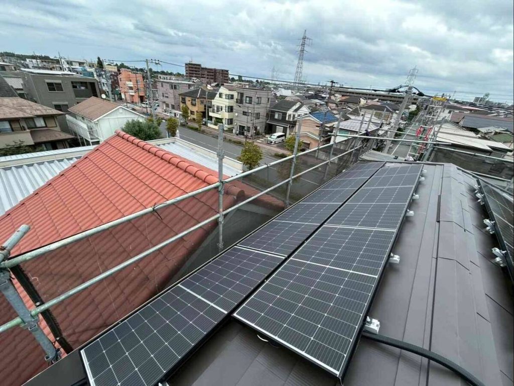 細長い金属屋根の太陽光パネルと屋外蓄電池