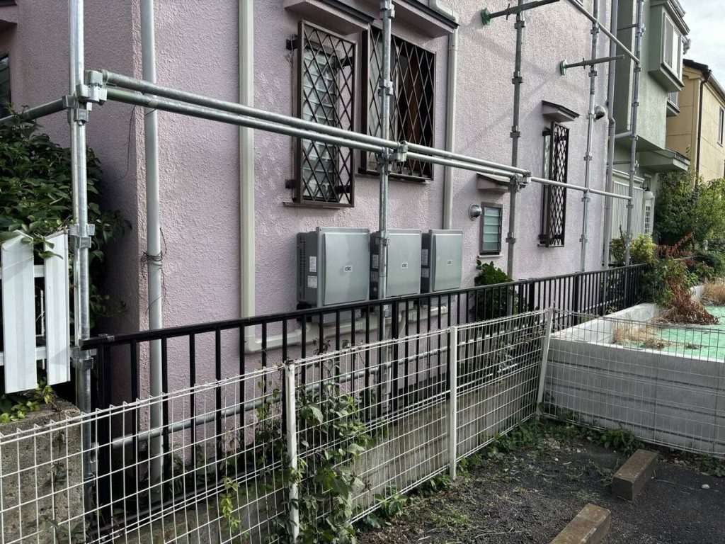 白色蓄電池と外壁三連の関連機器