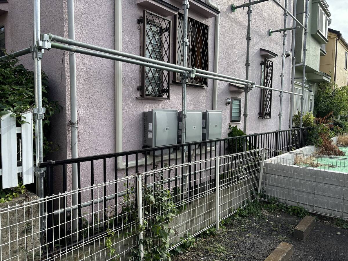 白色蓄電池と外壁三連の関連機器