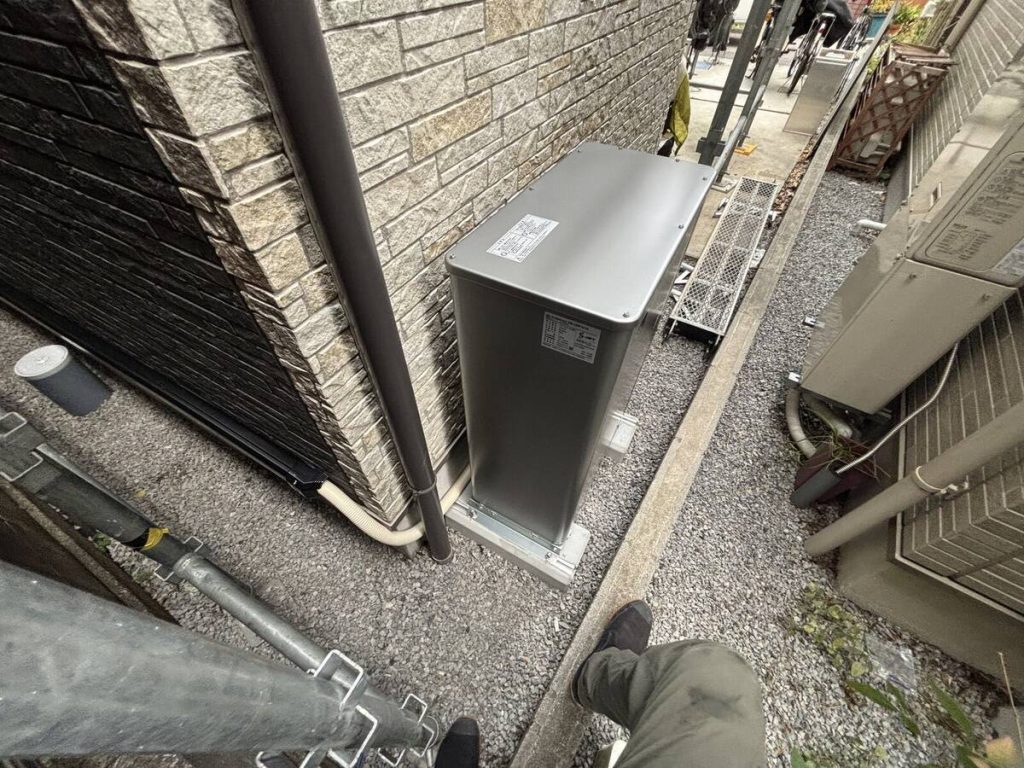 境界際の狭い通路に設置した薄型蓄電池