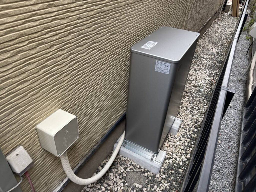 赤い金属屋根の太陽光パネルと薄型蓄電池
