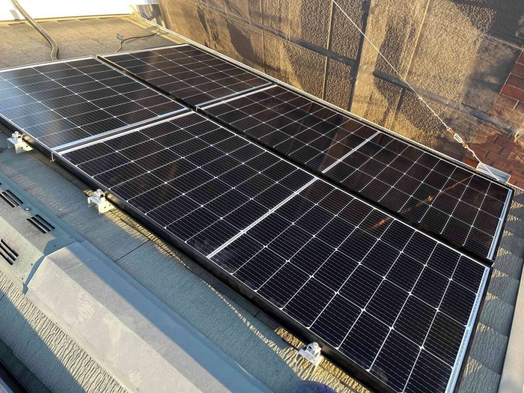 低い屋根の太陽光パネルと軒下寄りの蓄電池