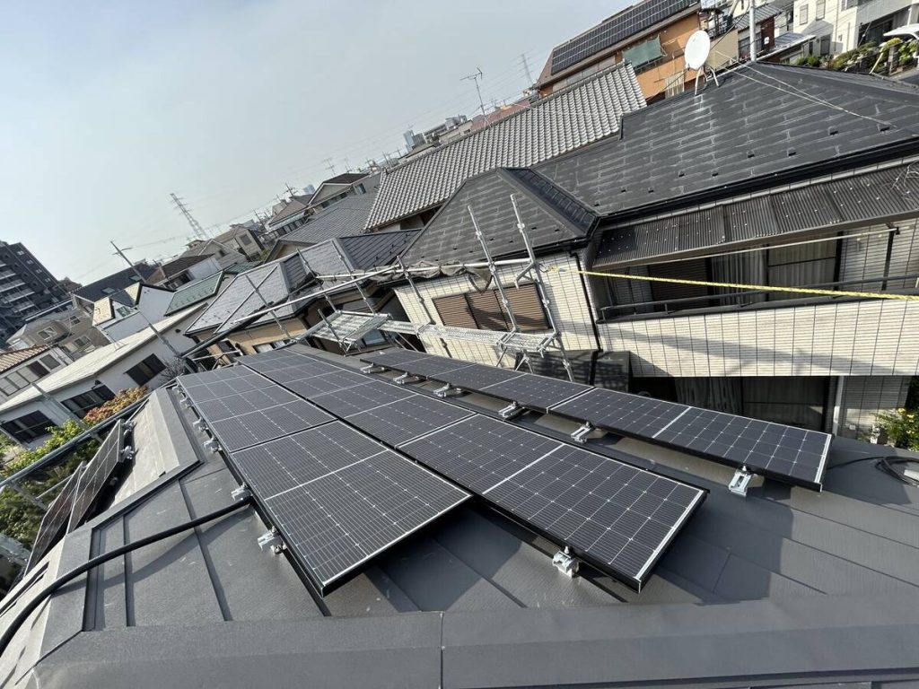 白色蓄電池と外壁のパワーコンディショナ