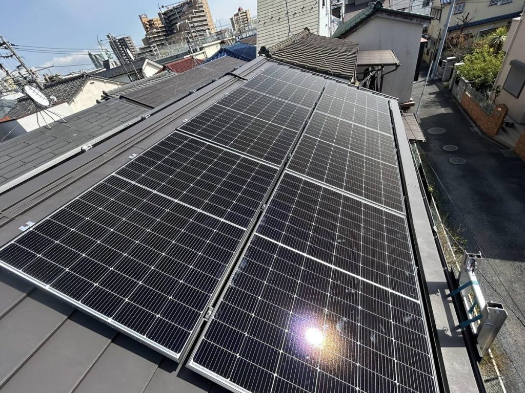 細長い屋根の大型太陽光アレイと白色蓄電池