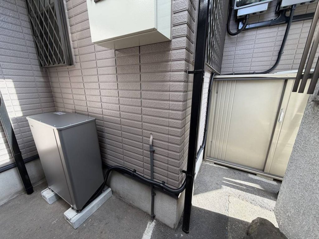太陽光設備の室内リモコンと屋根上支持レール