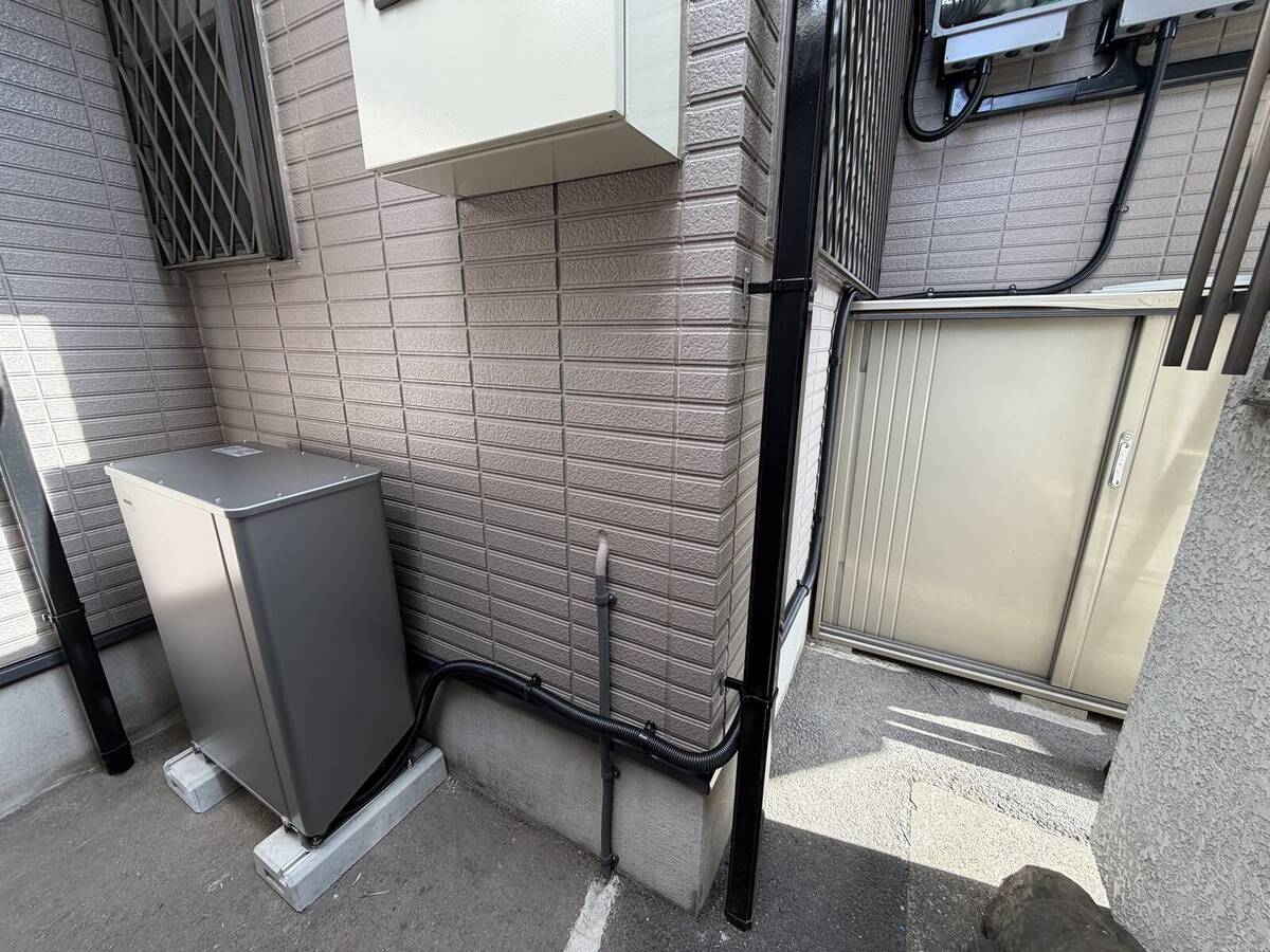 太陽光設備の室内リモコンと屋根上支持レール
