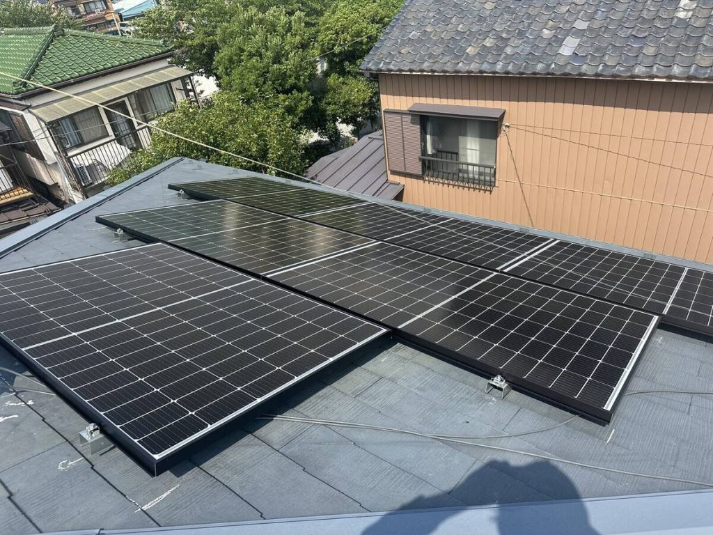 低勾配屋根に分割配置した太陽光パネル