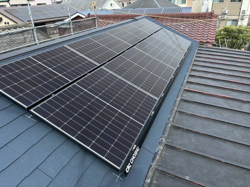 蓄電池と保護配管で接続した壁掛け機器