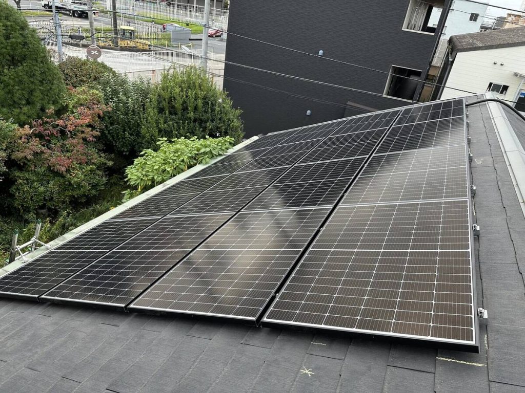 施工前の屋根継ぎ目と完成後の太陽光パネル
