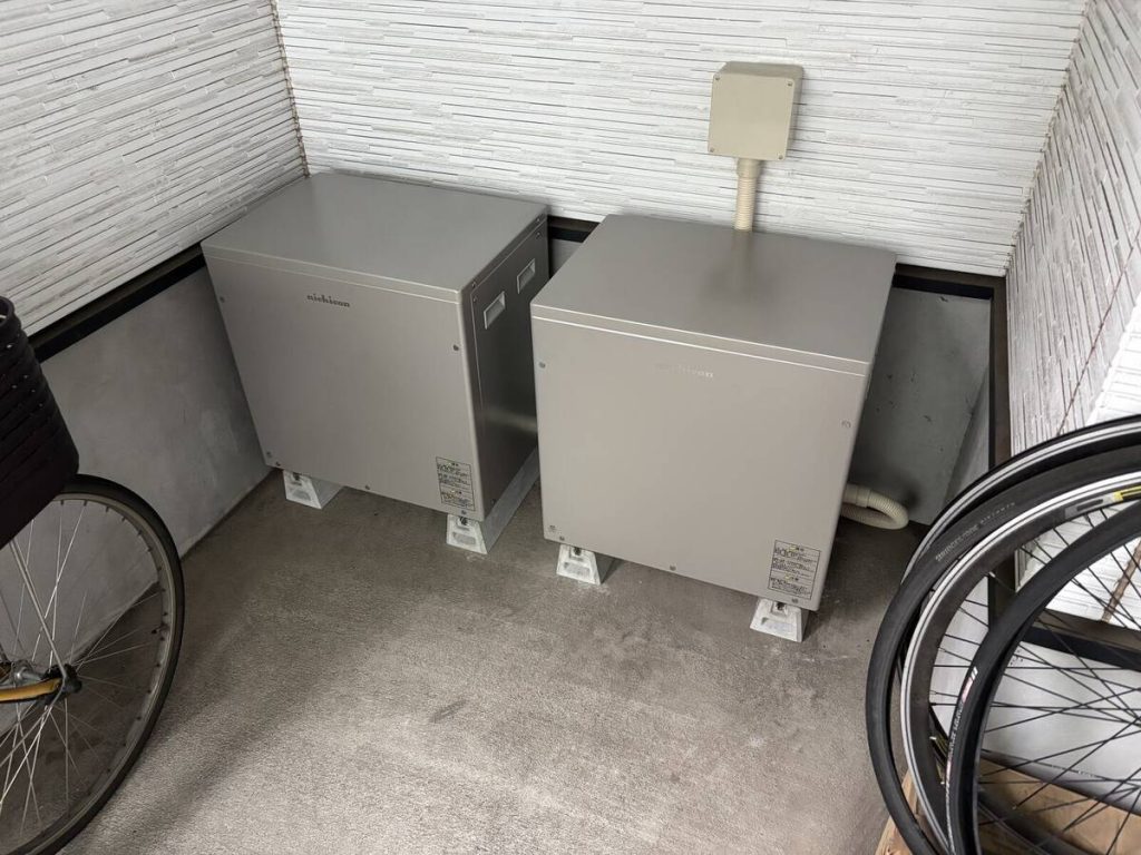 外壁の防水貫通部と室内に設置した関連機器