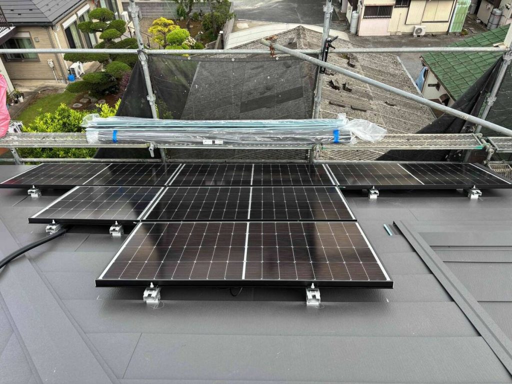 金属屋根の二面に設置した太陽光パネルと蓄電池