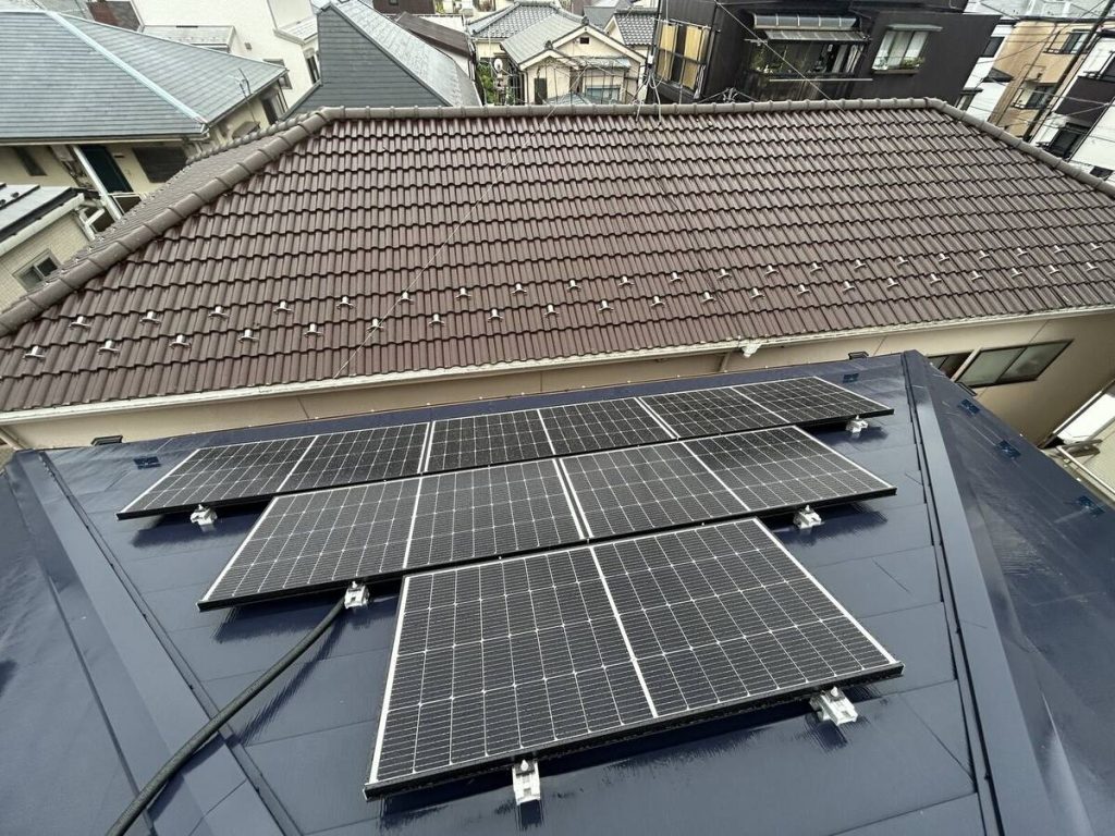 薄型蓄電池と外壁に並べた二台の関連機器