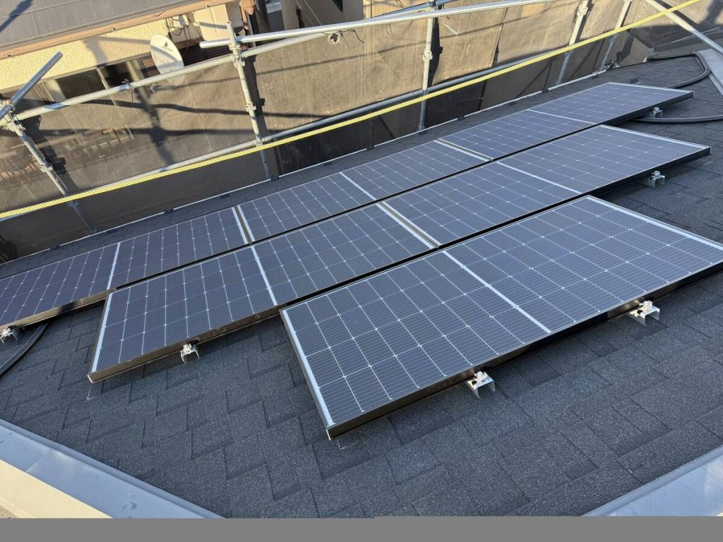 外壁に並べて設置した二台の蓄電関連機器