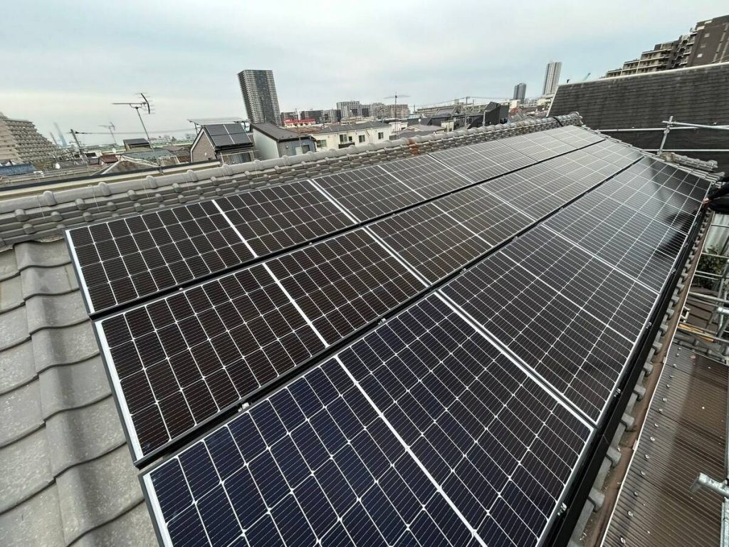 瓦屋根の大型太陽光アレイと外壁接続ボックス