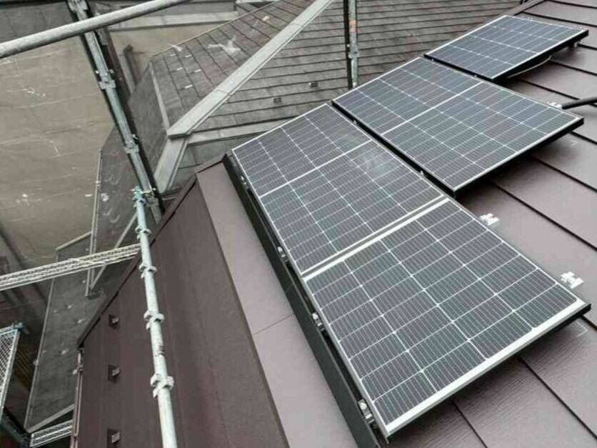 複数屋根面の太陽光パネルと薄型蓄電池