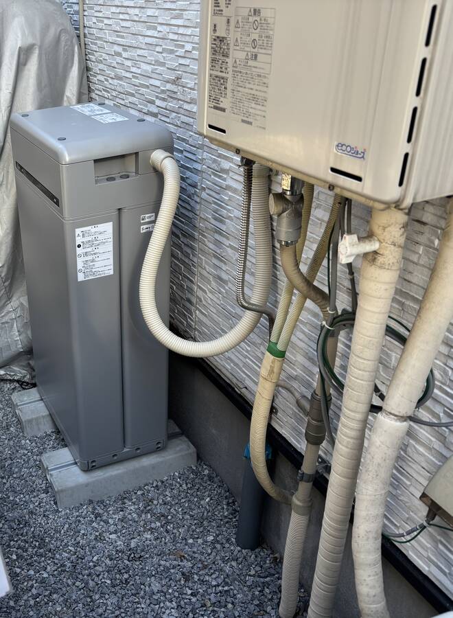 コンパクト蓄電池と窓下の外壁三連機器