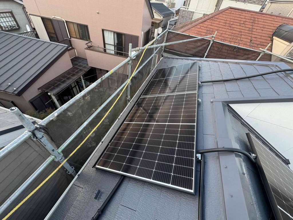 一面屋根の太陽光パネルと狭小地の薄型蓄電池