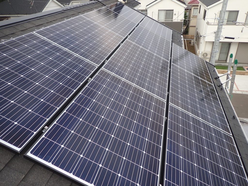 狭い側通路の白色蓄電池と機器銘板