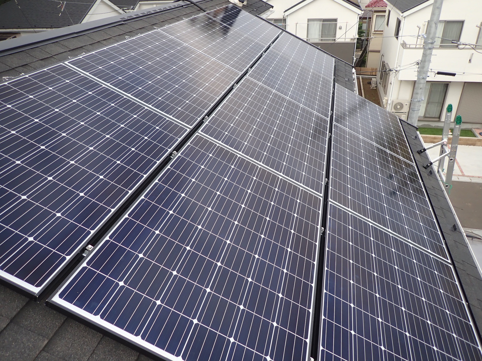 狭い側通路の白色蓄電池と機器銘板